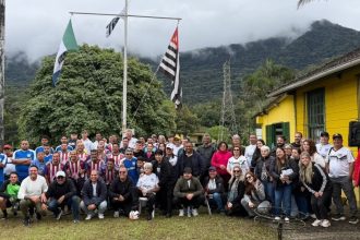 Comunidade reunida na volta do Festival do Itatinga, em Bertioga, após oito anos