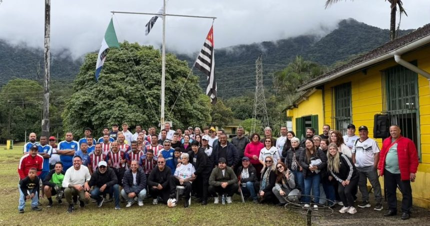 Comunidade reunida na volta do Festival do Itatinga, em Bertioga, após oito anos