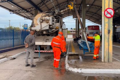 Equipe de Bertioga realiza limpeza de valas e canais com hidrojato