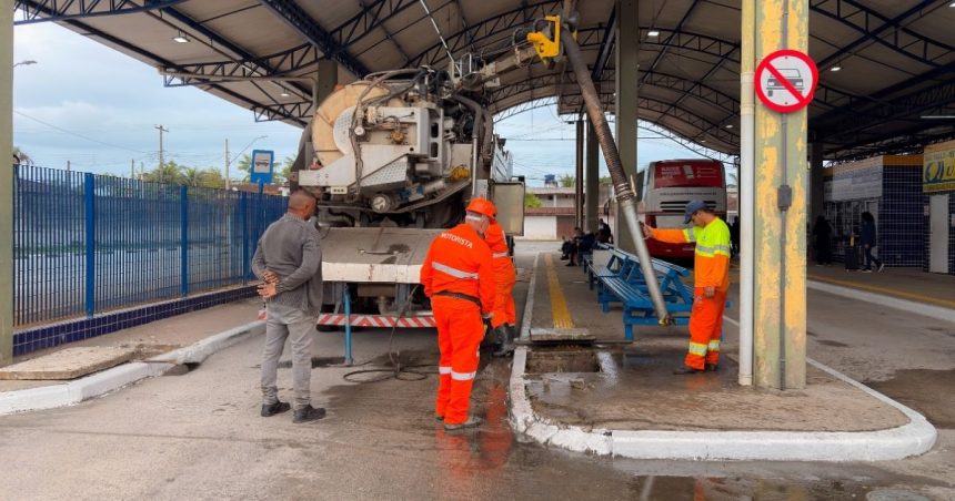 Equipe de Bertioga realiza limpeza de valas e canais com hidrojato