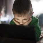 Excesso de telas pode causar olhos cansados e dor de cabeça; veja sinais
