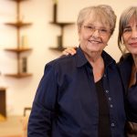 Glória Pires conversa com a oncologista Brigitte Van Eyll sobre câncer de mama e diagnóstico precoce em campanha da NotreDame Saúde