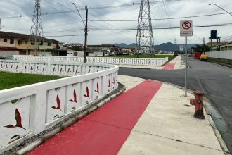 Placas de sinalização de sentido único nas ruas Espanha e Portugal, no Jardim Casqueiro, em Cubatão