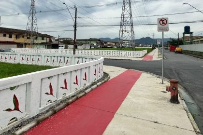 Placas de sinalização de sentido único nas ruas Espanha e Portugal, no Jardim Casqueiro, em Cubatão