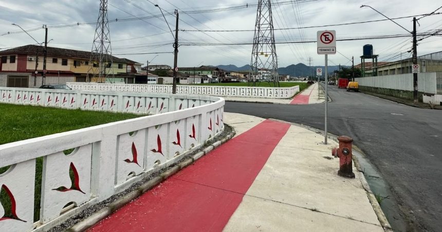 Placas de sinalização de sentido único nas ruas Espanha e Portugal, no Jardim Casqueiro, em Cubatão