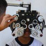 Estudante faz exame de visão em escola municipal de Boraceia, em São Sebastião