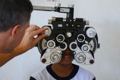 Estudante faz exame de visão em escola municipal de Boraceia, em São Sebastião