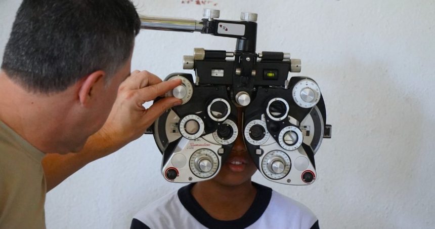 Estudante faz exame de visão em escola municipal de Boraceia, em São Sebastião