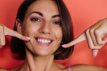 Especialista da Hapvida + Odonto alerta para os riscos do clareamento dental caseiro e do uso de produtos sem orientação profissional