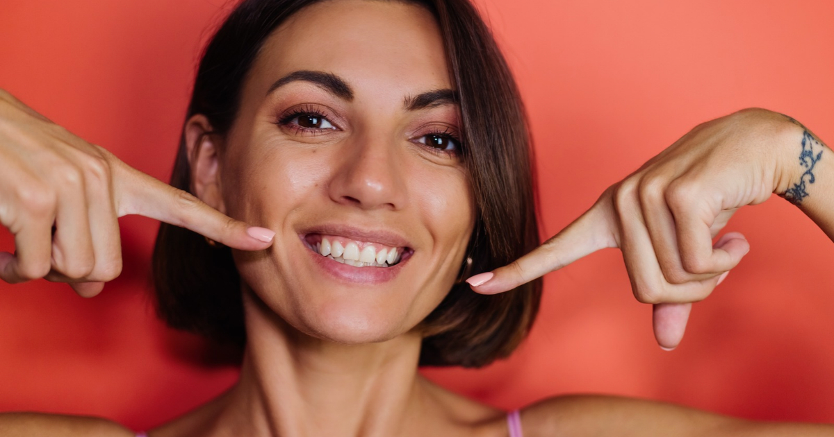 Especialista da Hapvida + Odonto alerta para os riscos do clareamento dental caseiro e do uso de produtos sem orientação profissional