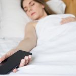 Neurologista da Hapvida explica como o uso repetido do botão de soneca do celular pode afetar a qualidade do sono e o despertar