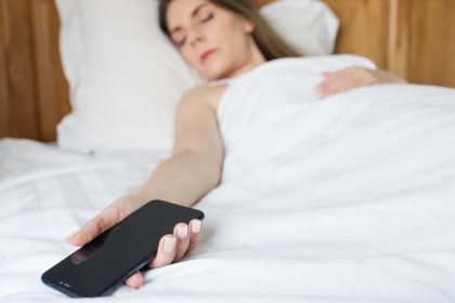 Neurologista da Hapvida explica como o uso repetido do botão de soneca do celular pode afetar a qualidade do sono e o despertar