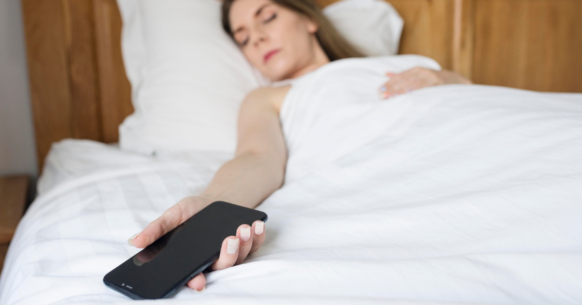 Neurologista da Hapvida explica como o uso repetido do botão de soneca do celular pode afetar a qualidade do sono e o despertar