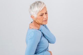 Especialista da Hapvida alerta para os riscos da osteoporose em mulheres acima dos 50 anos e orienta sobre prevenção e saúde óssea